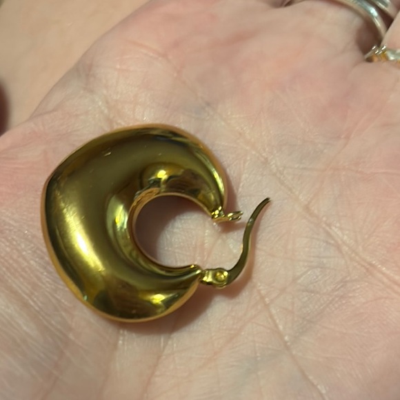 NWOT Gold Crescent Hoop Earrings - Picture 4 of 8